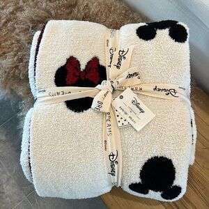 NEW BAREFOOT DREAMS cozychic® classic disney logo throw blanket